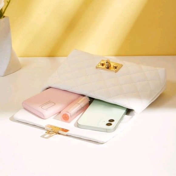 Crossbody bag. - Picture 2 of 3